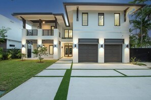 Exterior - Brand new Villa with Pool/Jacuzzi/GameRoom (Miami)