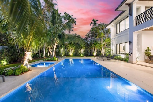 Brand new Villa with Pool/Jacuzzi/GameRoom