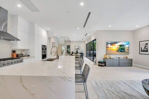 Fridge, microwave, oven, stovetop - Brand new Villa with Pool/Jacuzzi/GameRoom (Miami)