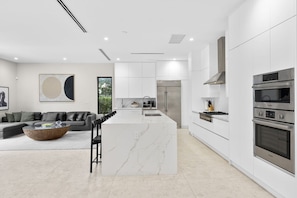 Fridge, microwave, oven, stovetop - Brand new Villa with Pool/Jacuzzi/GameRoom (Miami)