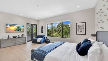 5 bedrooms, desk, iron/ironing board, travel cot