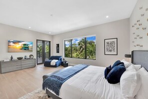 5 bedrooms, desk, iron/ironing board, travel cot