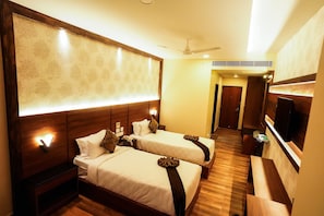 Premium Twin Room | Free WiFi - V FIVE HOTEL (Chengalpattu)