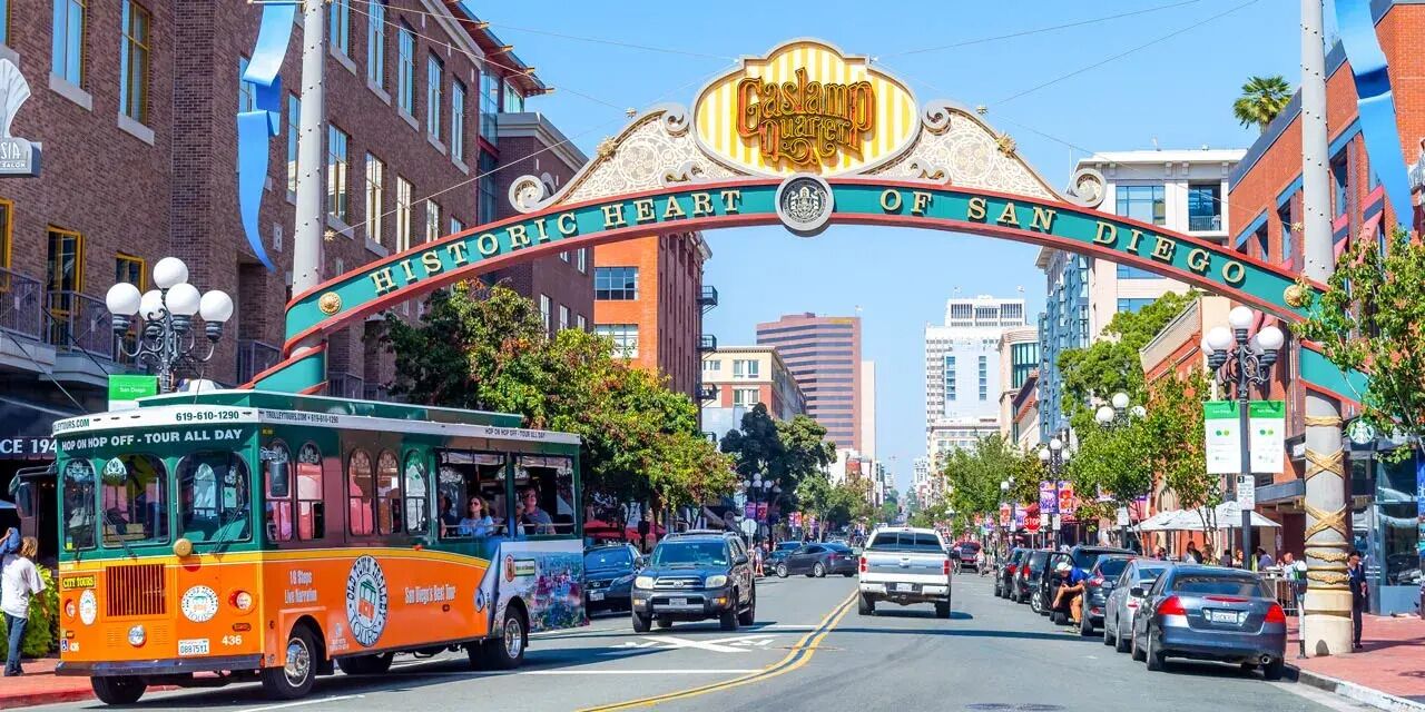 Straßenansicht mit einem historischen Bogen, auf dem 'Historic Heart of San Diego' steht.