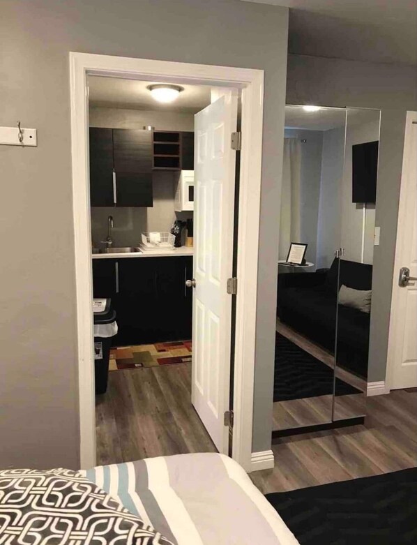 Desk, iron/ironing board, travel crib, free WiFi - UNIT #4 Studio/1-bath 300 sq. ft suite with Parking & 2 Beds including a kitchenette (San Diego)