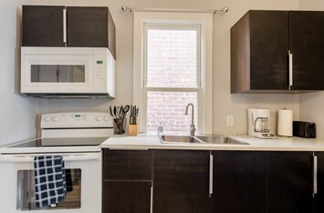 Welcome to your Downtown San Diego 300 sq ft (1bd/1ba) unit with Full Kitchen, Dining area, Wifi and parking for (1) vehicle.  Sit back and relax in the living room area that includes (1) sofa bed and (1) futon as well as a ROKU Smart TV