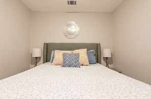 1 habitación, escritorio, tabla de planchar con plancha y cuna de viaje 