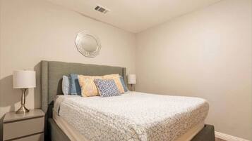 1 soveværelse, skrivebord, strygejern/strygebræt, weekendseng