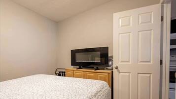 1 habitación, escritorio, tabla de planchar con plancha y cuna de viaje