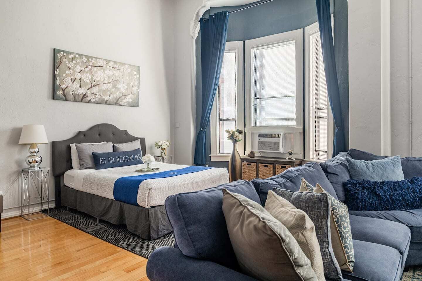 1 habitación, escritorio, tabla de planchar con plancha y cuna de viaje 