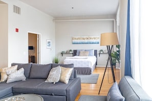 1 habitación, escritorio, tabla de planchar con plancha y cuna de viaje