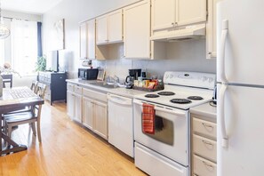 Refrigerador, microondas, horno, placa de cocina