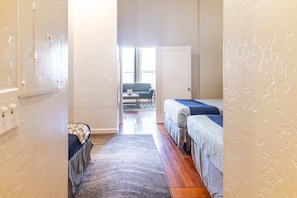 1 chambre, bureau, fer et planche à repasser, lit de bébé portatif