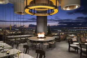 Outdoor dining - Free parking + walk to the Convention Center.  Professionally managed downtown suite in the heart of Gaslamp. (San Diego)