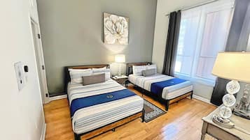 2 quartos, escrivaninha, ferros/tábuas de passar roupa, berço de viagem