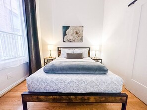2 quartos, escrivaninha, ferros/tábuas de passar roupa, berço de viagem