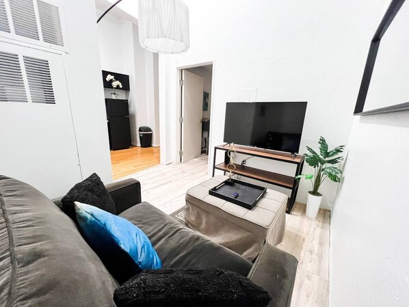 Smart TV - UNIT #203  2-bedroom/1-bath 500 sq. ft suite with Parking & 4 Beds including a full kitchen - Washer/Dryer (San Diego)