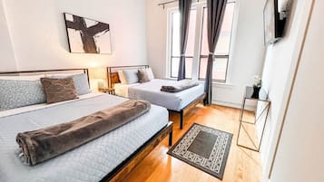 2 Schlafzimmer, Schreibtisch, Bügeleisen/Bügelbrett, Reisekinderbett