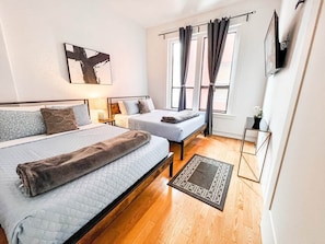 2 chambres, bureau, fer et planche à repasser, lit de bébé portatif