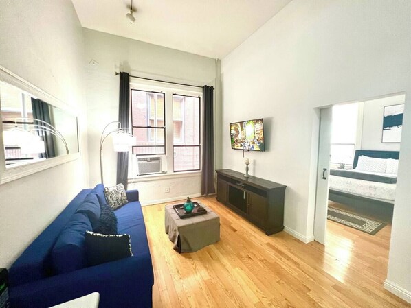 Smart TV - UNIT #204 2-bedroom/1-bath 700 sq. ft suite with Parking & 5 Beds including a full kitchen - Washer/Dryer (San Diego)