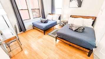 2 habitaciones, escritorio y tabla de planchar con plancha