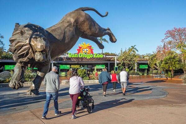 A large lion statue at San Diego Zoo. - Spacious 2BR 700 sq ft suite with free parking, steps to the Convention Center and Gaslamp dining. Ideal for business or group travel. (San Diego)