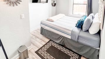 2 soverom, skrivebord, strykejern/-brett og reiseseng for barn