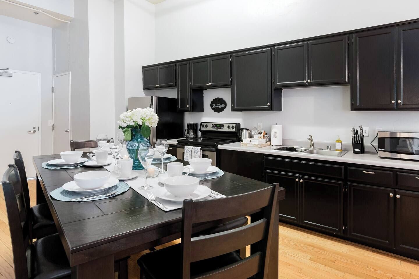 Een koelkast, een microgolfoven, een oven, een kookplaat