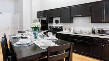 冰箱、微波炉、烤箱、炉灶