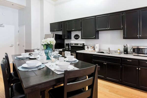 Réfrigérateur, four à micro-ondes, un four, surface de cuisson