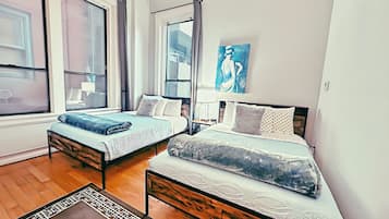 2 slaapkamers, een bureau, een strijkplank/strijkijzer, reisbedje