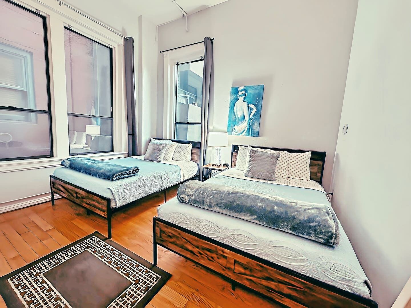 2 slaapkamers, een bureau, een strijkplank/strijkijzer, reisbedje