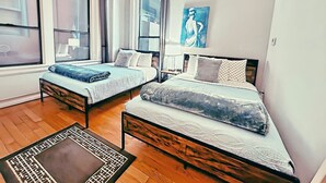 2 bedrooms, desk, iron/ironing board, travel cot - Spacious 2BR 700 sq ft suite with free parking, steps to the Convention Center and Gaslamp dining.  Ideal for business or group travel. (San Diego)