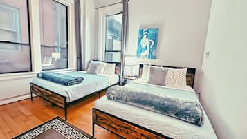 2 slaapkamers, een bureau, een strijkplank/strijkijzer, reisbedje