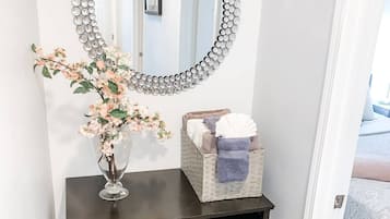 2 habitaciones, escritorio y tabla de planchar con plancha