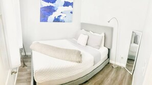 2 عدّة غرف نوم ومكتب ومكواة/لوح كي وسرير سفر