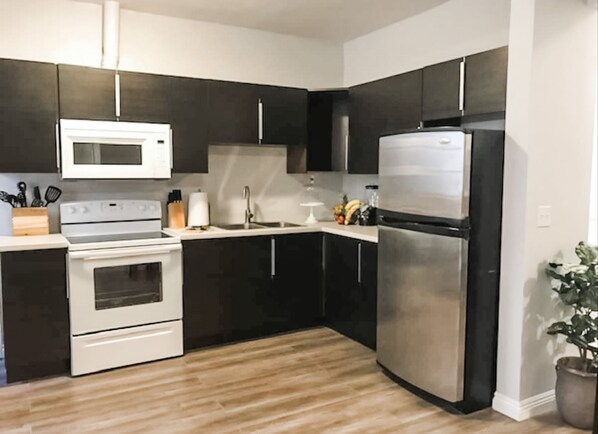 Refrigerador, microondas, horno y parrilla de estufa 