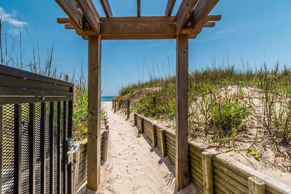 On the beach - Beautiful 2BR/2BA ocean view condo that feels like home (Wrightsville Beach)