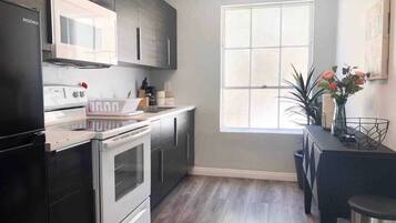 Refrigerador, microondas, horno y parrilla de estufa