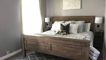 2 soveværelser, skrivebord, strygejern/strygebræt, weekendseng