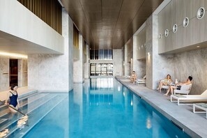 Indoor pool - A Lux & Modern Apt Next to Southern Cross Station (Melbourne)
