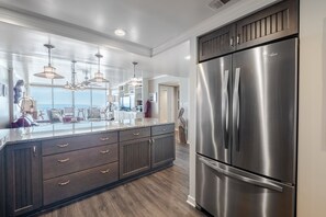 Kylskåp, mikrovågsugn, ugn och spishäll