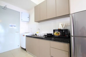 Frigorífic, microones i placa de cuina