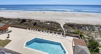 Sleek 3BR/2BA condo w/ spectacular ocean view and pool