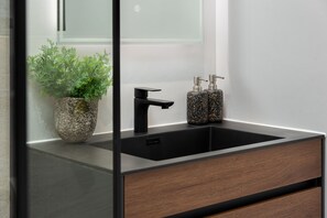 Appartement Design | Salle de bain | Douche, sèche-cheveux, serviettes fournies, shampoing