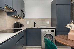 Appartement Design | Cuisine privée | Réfrigérateur grande capacité avec congélateur, four à micro-ondes