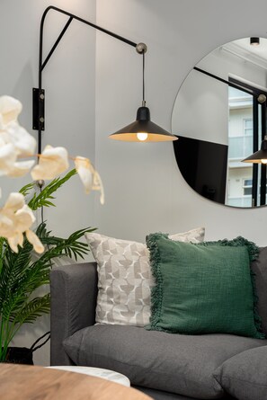 Appartement Design | Coin séjour | Télévision à écran plat de 40 pouces avec chaînes par câble, télévision