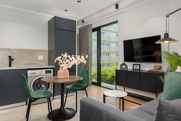 Design-huoneisto | Oleskelualue | Taulutelevisio, Netflix, suoratoistopalvelut