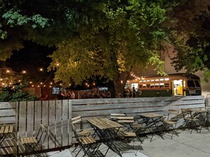 Outdoor dining - Light and Airy Townhome with roofdeck and yard (Philadelphia)