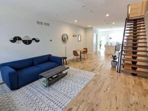 Living area - Light and Airy Townhome with roofdeck and yard (Philadelphia)
